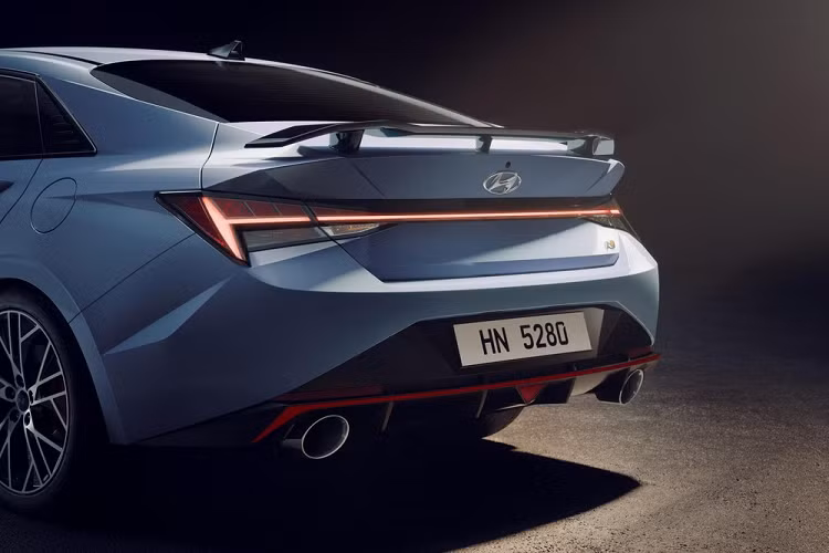 Điều này được thể hiện qua cản trước, hốc gió cỡ lớn hơn và bộ chẻ khí mới trên đầu xe của Hyundai Elantra N 2022. Tiếp đến là thanh ba-bô-lê riêng bên sườn, bộ khuếch tán gió sau, cánh gió đuôi cố định và đèn hậu lấy cảm hứng từ xe đua Công thức 1. Đó là chưa kể đến bộ vành chỉ có ở Hyundai Elantra N 2022 với đường kính 19 inch, nằm trong lốp Michelin Pilot 4S 245/35ZR 19.
