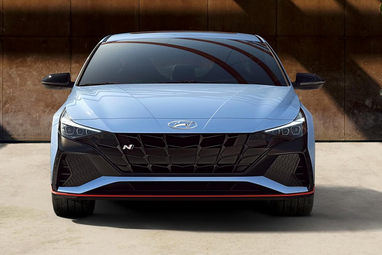 Bên trong xe, Hyundai Elantra N 2022 được nâng cấp hệ thống thông tin giải trí để hiển thị những thông tin quan trọng như nhiệt độ dầu, nhiệt độ nước làm mát, mô-men xoắn và áp suất tăng áp. Ngoài ra, xe còn được trang bị đồng hồ đo thời gian hoàn thành vòng đua và ghế mới.