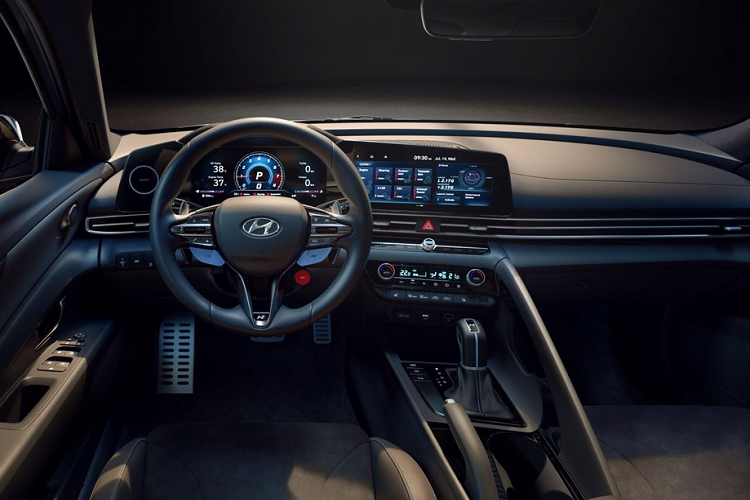 "Trái tim" của của mẫu xe sedan Hyundai Elantra N 2022 là khối động cơ xăng 4 xi-lanh, tăng áp, dung tích 2.0L với công suất tối đa 276 mã lực và mô-men xoắn cực đại 392 Nm. Sức mạnh được truyền tới cầu trước thông qua hộp số tự động ly hợp kép 8 cấp hoặc hộp số sàn 6 cấp.