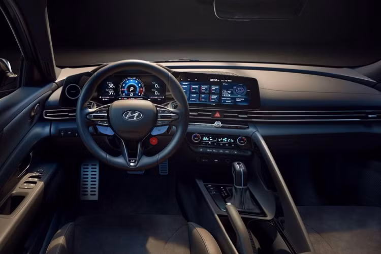 "Trái tim" của của mẫu xe sedan Hyundai Elantra N 2022 là khối động cơ xăng 4 xi-lanh, tăng áp, dung tích 2.0L với công suất tối đa 276 mã lực và mô-men xoắn cực đại 392 Nm. Sức mạnh được truyền tới cầu trước thông qua hộp số tự động ly hợp kép 8 cấp hoặc hộp số sàn 6 cấp.