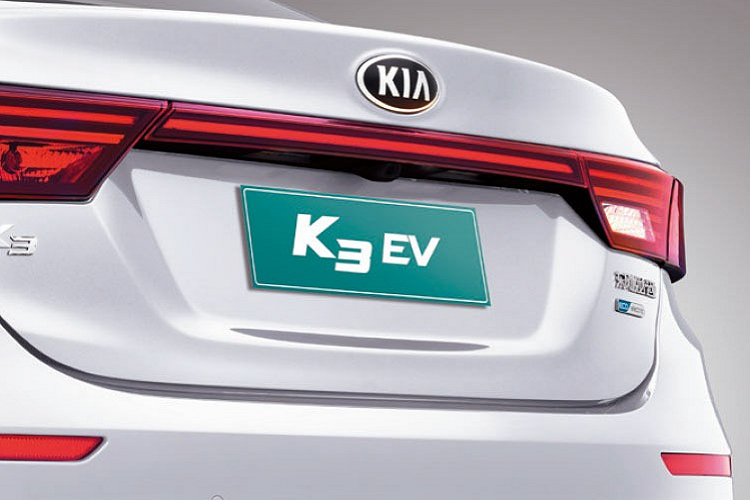 Ngoài ra, trên Kia EV 2021 còn có một số điểm nhấn màu xanh dương như dấu hiệu nhận biết cho xe thân thiện với môi trường. Tương tự như vậy, màu xanh dương cũng được áp dụng cho nội thất như viền cửa gió điều hòa trung tâm và viền cửa gió điều hòa ở hai bên góc của mặt táp-lô.
