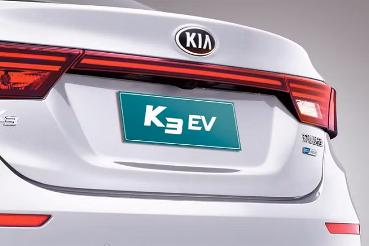 Ngoài ra, trên Kia EV 2021 còn có một số điểm nhấn màu xanh dương như dấu hiệu nhận biết cho xe thân thiện với môi trường. Tương tự như vậy, màu xanh dương cũng được áp dụng cho nội thất như viền cửa gió điều hòa trung tâm và viền cửa gió điều hòa ở hai bên góc của mặt táp-lô.