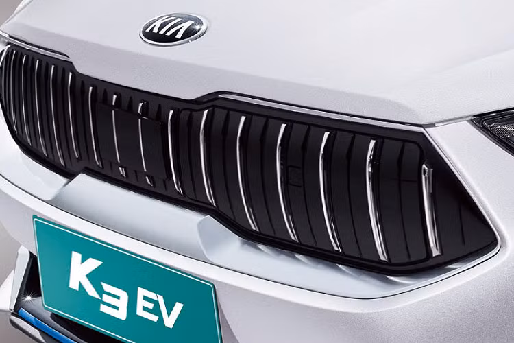 Bên ngoài, Kia K3 EV 2021 trông không khác biệt quá nhiều so với phiên bản chạy xăng. Thay đổi lớn nhất của Kia K3 EV 2021 so với phiên bản máy xăng nằm ở lưới tản nhiệt trên đầu xe. Tại đây, Kia K3 EV mới được trang bị lưới tản nhiệt giả, đóng kín hoàn toàn và đi kèm những nan mạ crôm trang trí nằm dọc.