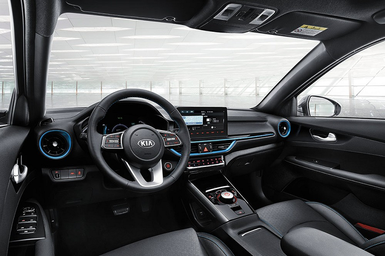 Chưa hết, hãng Kia còn bổ sung cụm điều khiển trung tâm với thiết kế mới cho mẫu sedan chạy điện cỡ C này. Núm xoay chọn số... và bảng đồng hồ kỹ thuật số toàn phần với màn hình 7 inch cũng là những trang bị mới của Kia K3 phiên bản chạy điện.