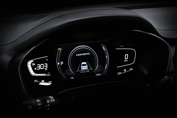 Nguồn cung cấp sức mạnh cho Kia K3 EV 2021 tại thị trường Trung Quốc là mô-tơ điện nằm trên cầu trước với công suất tối đa 181 mã lực và mô-men xoắn cực đại 310 Nm. Nhờ đó, xe có thể đạt vận tốc tối đa 165 km/h. Mô-tơ điện này kết hợp với cụm pin 48,6 kWh, cho phép xe chạy hết quãng đường 410 km sau khi được sạc đầy pin. Hiện hãng Kia vẫn chưa công bố thời gian sạc đầy pin của mẫu ô tô điện này.