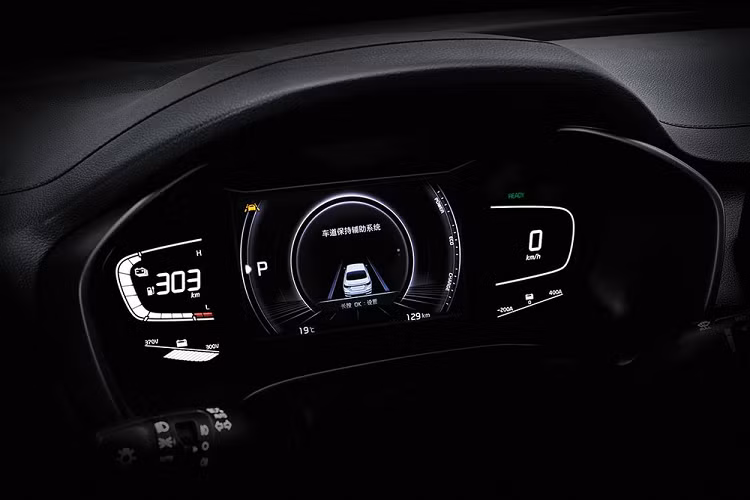 Nguồn cung cấp sức mạnh cho Kia K3 EV 2021 tại thị trường Trung Quốc là mô-tơ điện nằm trên cầu trước với công suất tối đa 181 mã lực và mô-men xoắn cực đại 310 Nm. Nhờ đó, xe có thể đạt vận tốc tối đa 165 km/h. Mô-tơ điện này kết hợp với cụm pin 48,6 kWh, cho phép xe chạy hết quãng đường 410 km sau khi được sạc đầy pin. Hiện hãng Kia vẫn chưa công bố thời gian sạc đầy pin của mẫu ô tô điện này.