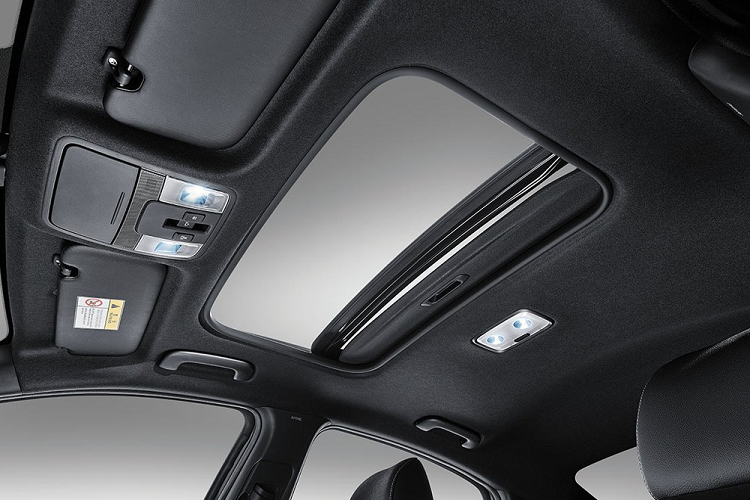 Cuối cùng là những trang bị an toàn như 6 túi khí, hệ thống cảnh báo áp suất lốp, hệ thống kiểm soát hành trình thích ứng, tránh va chạm phía trước, cảnh báo chệch làn đường, hỗ trợ giữ làn đường, cảnh báo mất tập trung cho người lái, cảnh báo va chạm vì điểm mù và đèn pha tự động.