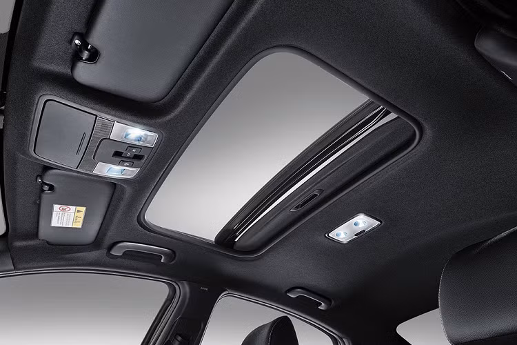 Cuối cùng là những trang bị an toàn như 6 túi khí, hệ thống cảnh báo áp suất lốp, hệ thống kiểm soát hành trình thích ứng, tránh va chạm phía trước, cảnh báo chệch làn đường, hỗ trợ giữ làn đường, cảnh báo mất tập trung cho người lái, cảnh báo va chạm vì điểm mù và đèn pha tự động.