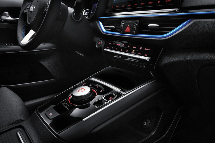 Tại thị trường Trung Quốc, Kia K3 EV 2021 có những trang bị tiêu chuẩn như vành la-zăng hợp kim 17 inch, hệ thống đèn LED bên ngoài... Nội thất bọc da, tính năng mở cửa và khởi động máy không cần chìa khóa, điều hòa tự động đi kèm lọc không khí