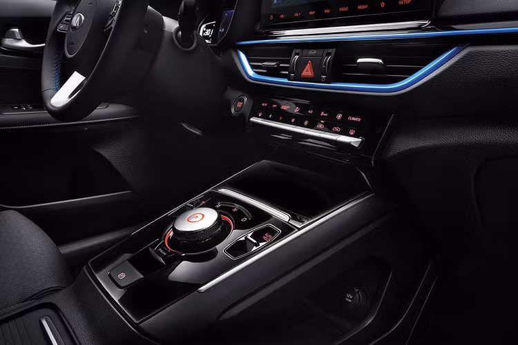 Tại thị trường Trung Quốc, Kia K3 EV 2021 có những trang bị tiêu chuẩn như vành la-zăng hợp kim 17 inch, hệ thống đèn LED bên ngoài... Nội thất bọc da, tính năng mở cửa và khởi động máy không cần chìa khóa, điều hòa tự động đi kèm lọc không khí