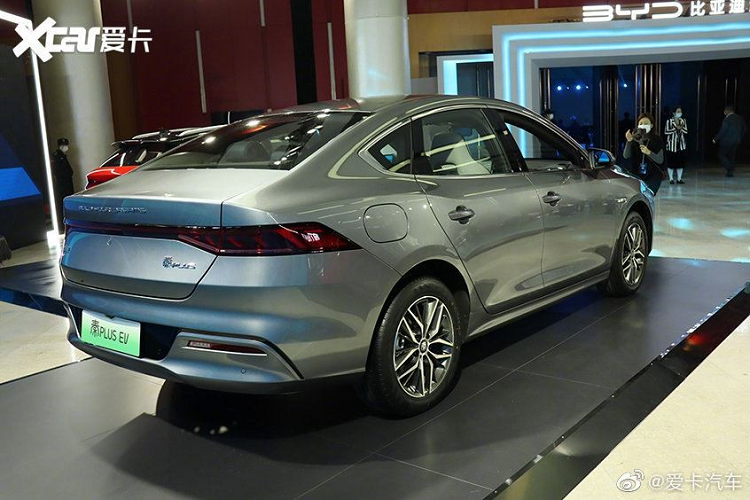 Mức giá này được xem là tầm trung đối với một mẫu sedan điện mới ở thị trường Trung Quốc, hướng tới những người mua có thu nhập khá một chút và mong muốn sở hữu một chiếc xe mới vừa thực dụng lại vừa đẹp.