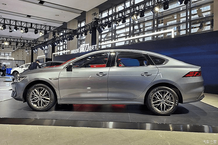 Phiên bản EV có thiết kế mặt trước đặc biệt, loại bỏ lưới tản nhiệt truyền thống, tương đồng với các mẫu xe điện thuần chủng khác của BYD. Không chỉ loại bỏ lưới tản nhiệt, tấm cản va của xe trông cũng khác biệt so với những phiên bản dùng động cơ đốt trong.