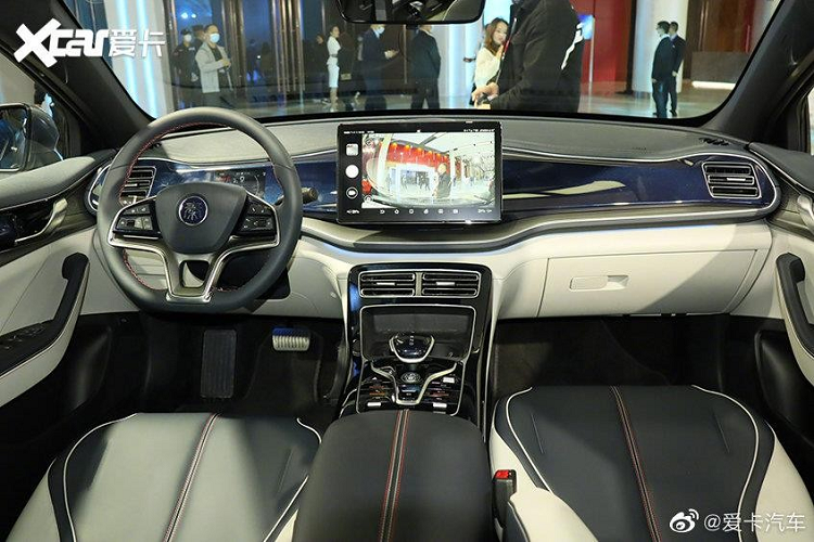 Trong khi đó, nội thất xe có trang bị một màn hình cảm ứng trung tâm lớn và một bảng đồng hồ kỹ thuật số nhỏ đến bất ngờ.