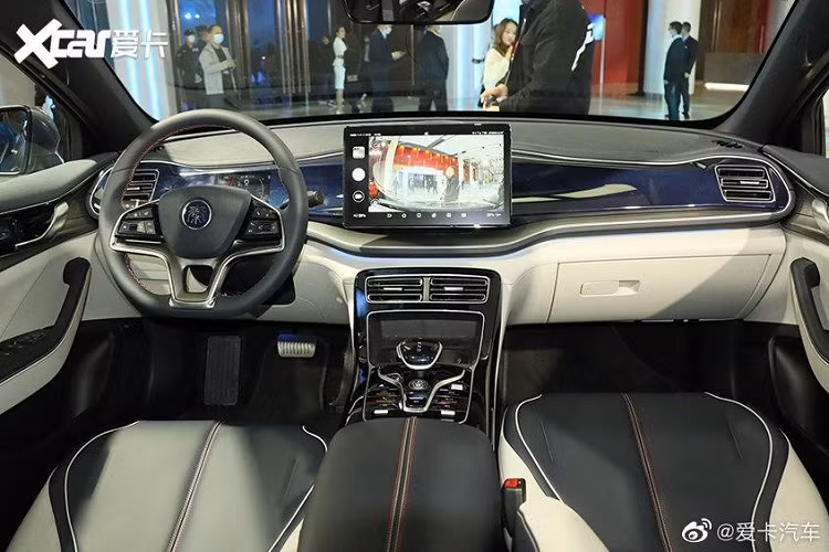 Trong khi đó, nội thất xe có trang bị một màn hình cảm ứng trung tâm lớn và một bảng đồng hồ kỹ thuật số nhỏ đến bất ngờ.