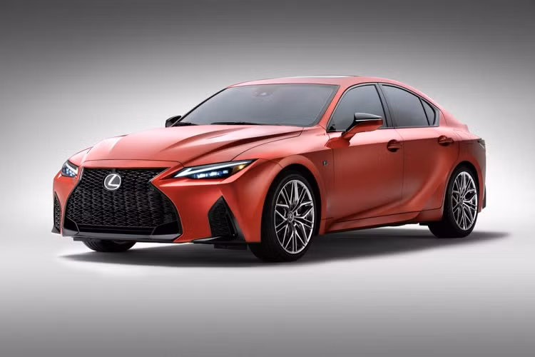 Điểm đặc biệt nhất trên mẫu Lexus IS 500 F Sport Performance 2021 này chính là khối động cơ V8 dung tích 5.0 lít. Thậm chí, phần nắp capo của mẫu xe này đã phải được thiết kế cao hơn nhằm chứa được khối động cơ mạnh mẽ này. Cho dù được trang bị khối động cơ mạnh mẽ giúp mạnh hơn 160 mã lực so với trang bị động cơ V6. Trọng lượng tổng thể của xe ở mức 1765 kg, nặng hơn 65 kg so với mẫu IS 350 trước đó.