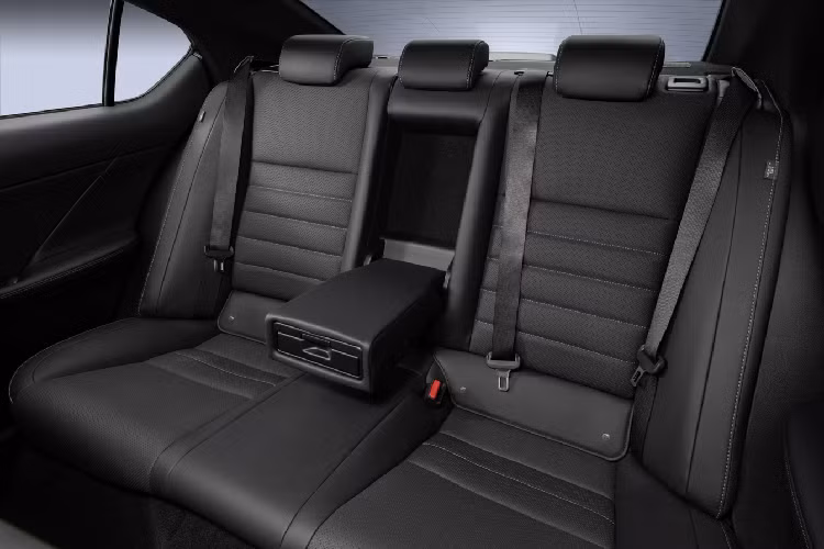 Ngoài ra, IS 500 còn được trang bị hệ thống hỗ trợ lái, hệ thống kiểm soát hành trình bằng radar động ở mọi tốc độ.