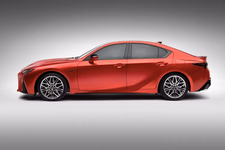 Hiện tại, các thông tin về bảng tùy chọn màu sắc, các tùy chọn bổ sung và giá xe Lexus IS 500 F Sport Performance vẫn chưa được công bố. Theo dự kiến của thương hiệu, mẫu xe này sẽ có mặt tại các đại lý của Lexus tại thị trường Bắc Mỹ vào mùa thu năm nay.