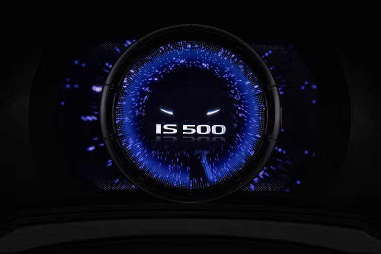 Khoang nội thất của IS 500 cũng sở hữu một số chi tiết độc đáo như logo F SPORT Performance màu đen trên vô lăng bọc da có sưởi và tấm ốp bệ cửa với logo biểu thị phiên bản. Xe được trang bị tiêu chuẩn bàn đạp IS F SPORT, bàn đạp phanh và gác chân. Bảng đồng hồ hiển thị kĩ thuật được cài đặt hình ảnh khởi động cập nhật chỉ dành riêng cho IS 500.