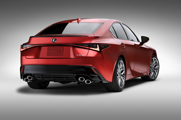 Chiếc xe thừa hưởng khối động cơ ấn tượng từ mẫu xe Lexus RC F. Mẫu xe sang thể thao Lexus IS 500 F Sport Performance có khả năng sản sinh công suất 472 mã lực tại 7100 vòng/phút, mô-men xoắn 535 Nm tại 4800 vòng/phút. Với sức mạnh này, chiếc xe có thể tăng tốc từ 0-96 km/h trong vòng 4,5 giây. IS 500 sử dụng hộp số tự động Sport Direct Shift 8 cấp tương tự như trên các mẫu IS 300 và IS 350 RWD.