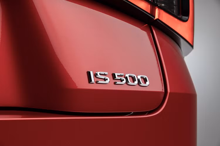 Các kỹ sư cũng đã cải thiện khung gầm IS với việc bổ sung một van điều tiết hiệu suất phía sau của Yamaha. Van điều tiết này làm giảm sự biến dạng cấu trúc động, mang lại sự thoải mái hơn khi xe chạy ở tốc độ thấp, đồng thời bổ sung sự ổn định và nhanh nhẹn ở tốc độ cao. Các cải tiến về hệ thống làm mát phanh cũng đã được thực hiện trên IS 350 F SPORT tiêu chuẩn với khả năng làm mát khí động học bổ sung và các cánh quạt phía trước bằng nhôm hai mảnh có kích thước lớn hơn.