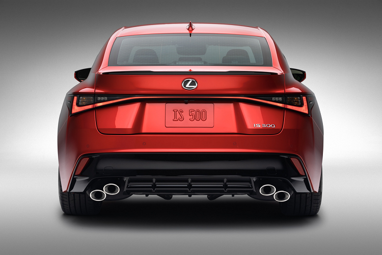 Lexus IS 500 hoàn toàn mới được xây dựng dựa trên những cải tiến được thực hiện cho IS 2021 với trọng tâm là mang lại sự tự tin khi cầm lái và kết nối giữa người cầm lái và chiếc xe của minh. IS 500 sẽ được trang bị tiêu chuẩn với Gói xử lý động (DHP) của IS RWD F SPORT, bao gồm Hệ thống treo có thể thay đổi thích ứng (AVS) và bộ vi sai hạn chế trượt Torsen (LSD) giúp cải thiện khả năng xử lý và hiệu suất nhờ lực kéo nâng cao khi vào cua cũng như giúp duy trì sự ổn định của đường thẳng.