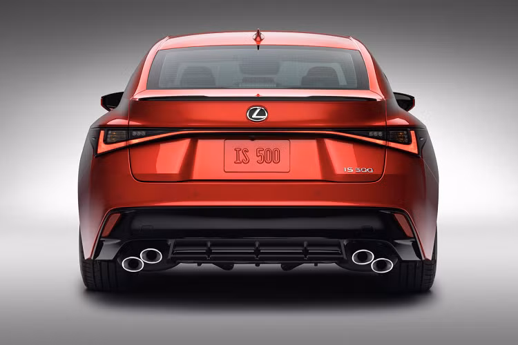 Lexus IS 500 hoàn toàn mới được xây dựng dựa trên những cải tiến được thực hiện cho IS 2021 với trọng tâm là mang lại sự tự tin khi cầm lái và kết nối giữa người cầm lái và chiếc xe của minh. IS 500 sẽ được trang bị tiêu chuẩn với Gói xử lý động (DHP) của IS RWD F SPORT, bao gồm Hệ thống treo có thể thay đổi thích ứng (AVS) và bộ vi sai hạn chế trượt Torsen (LSD) giúp cải thiện khả năng xử lý và hiệu suất nhờ lực kéo nâng cao khi vào cua cũng như giúp duy trì sự ổn định của đường thẳng.