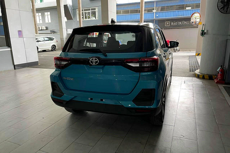 Các trang bị an toàn cũng có công nghệ áp đảo đối thủ, đó chính là cảnh báo điểm mù và cảnh báo phương tiện cắt ngang phía sau, đây là 2 tính năng mà đến mẫu B-SUV ăn khách như Kia Seltos còn không có. Ngoài ra, các trang bị an toàn cơ bản của Toyota Raize cũng sẽ tương đối đầy đủ, bao gồm cả 4 cảm biến trước/sau cùng 6 túi khí.