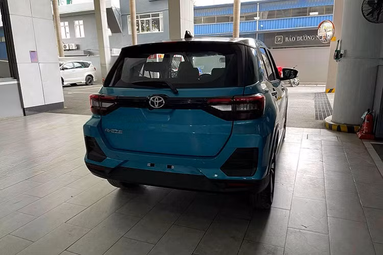 Các trang bị an toàn cũng có công nghệ áp đảo đối thủ, đó chính là cảnh báo điểm mù và cảnh báo phương tiện cắt ngang phía sau, đây là 2 tính năng mà đến mẫu B-SUV ăn khách như Kia Seltos còn không có. Ngoài ra, các trang bị an toàn cơ bản của Toyota Raize cũng sẽ tương đối đầy đủ, bao gồm cả 4 cảm biến trước/sau cùng 6 túi khí.