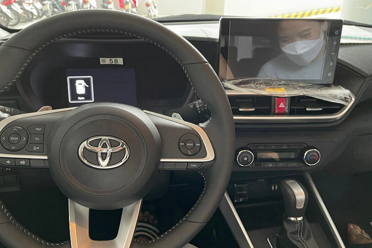 Theo thông tin từ phía Toyota Việt Nam, Toyota Raize hoàn toàn mới sẽ được trang bị hệ thống đèn full LED đi kèm mâm hợp kim 17 inch có thiết kế khá thể thao. Nội thất của xe cũng sẽ có nhiều trang bị hấp dẫn như màn hình màu 7 inch sau vô lăng, màn hình giải trí 9 inch có kết nối Apple CarPlay/Android Auto, đề nổ nút bấm và điều hòa tự động.