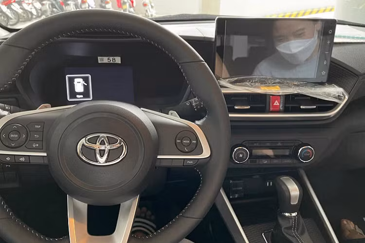Theo thông tin từ phía Toyota Việt Nam, Toyota Raize hoàn toàn mới sẽ được trang bị hệ thống đèn full LED đi kèm mâm hợp kim 17 inch có thiết kế khá thể thao. Nội thất của xe cũng sẽ có nhiều trang bị hấp dẫn như màn hình màu 7 inch sau vô lăng, màn hình giải trí 9 inch có kết nối Apple CarPlay/Android Auto, đề nổ nút bấm và điều hòa tự động.