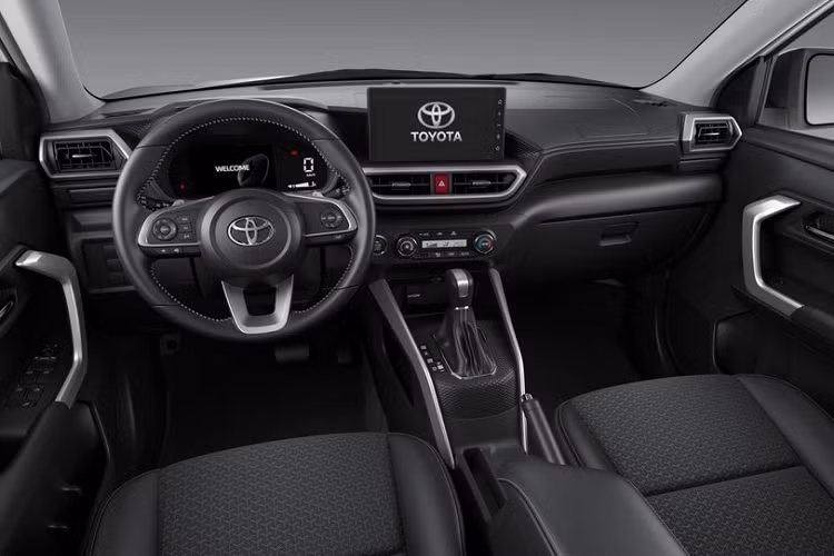 Thông tin này khơi gợi được nhiều sự hứng thú của người dùng bởi cách đây không lâu, đối thủ của Toyota Raize là Kia Sonet vừa được ra mắt nhưng khác với mẫu SUV Nhật Bản, Sonet nhận về nhiều phản ứng trái chiều bởi khách hàng cho rằng trang bị không xứng giá bán mà THACO đề ra (499 – 609 triệu đồng).