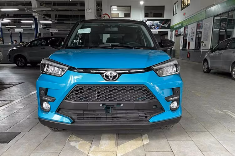 So với Kia Sonet, Toyota Raize quả thực đang có nhiều trang bị hấp dẫn hơn nhưng nếu không được chốt giá tốt, ai thắng ai thua vẫn còn khó nói. Nguyên nhân là mới đây, Bộ Tài chính đã đề xuất giảm 50% lệ phí trước bạ cho ô tô sản xuất, lắp ráp trong nước từ ngày 15/11 tới đây. Nếu được Chính phủ thông qua, Kia Sonet sẽ có thêm lợi thế cạnh tranh với Raize bởi mẫu xe này được lắp ráp trong nước.