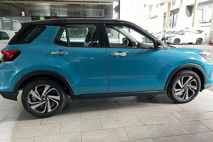 Bên dưới nắp ca-pô, Toyota Raize được trang bị động cơ xăng, tăng áp, dung tích 1.0L, đi kèm hộp số vô cấp CVT cho công suất tối đa 98 mã lực cùng mô-men xoắn cực đại đạt 140 Nm.