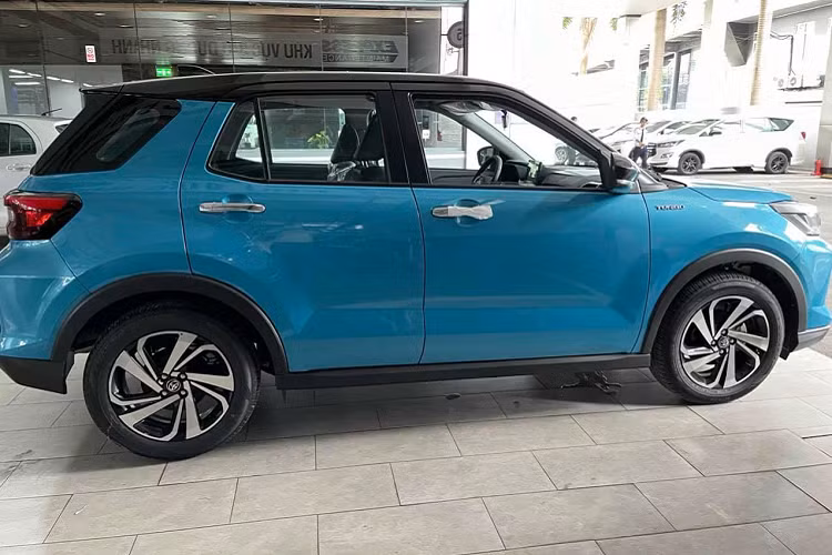 Bên dưới nắp ca-pô, Toyota Raize được trang bị động cơ xăng, tăng áp, dung tích 1.0L, đi kèm hộp số vô cấp CVT cho công suất tối đa 98 mã lực cùng mô-men xoắn cực đại đạt 140 Nm.