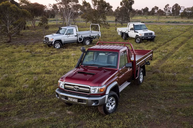 Ra mat Toyota Land Cruiser 70 huyen thoai, dam chat co dien