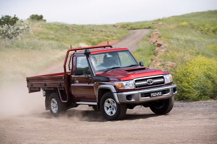 Theo đó, toàn bộ các phiên bản Toyota Land Cruiser 70 Series 2022 mới này sẽ thừa hưởng thiết kế và trang bị từ mẫu bán tải cabin đơn Land Cruiser 70 Series đơn từ năm 2016. Như vậy, Toyota Land Cruiser 70 Series phiên bản mới sẽ được trang bị bộ khung mới cứng cáp hơn, thêm túi khí cùng nhiều tính năng an toàn khác như hệ thống ổn định thân xe, hệ thống phanh tự động khẩn cấp, hệ thống phân bổ lực phanh và hệ thống hỗ trợ khởi hành ngang dốc.