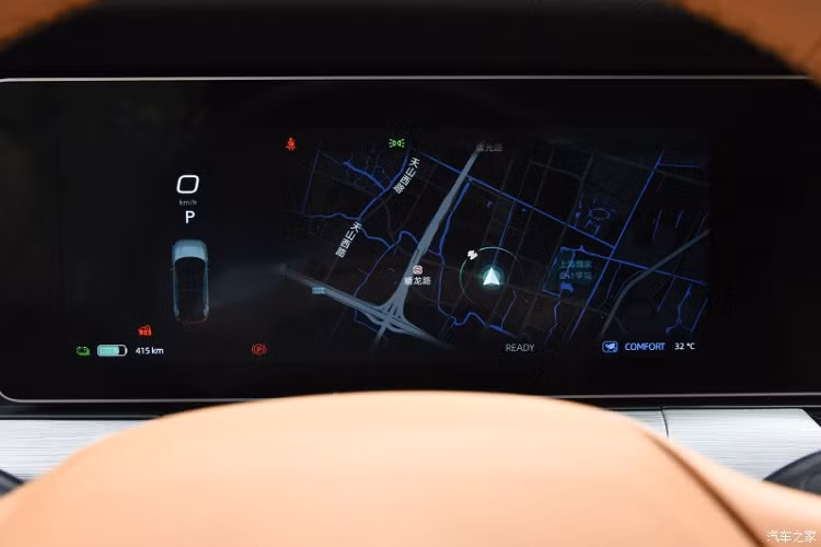 Ở phiên bản mới, Weltmeister W6 được nâng cấp đáng kể về mặt công nghệ. Theo đó, mẫu SUV này được bổ sung tính năng cho hệ thống đỗ xe tự động, không cần người lái ngồi trong xe. Hệ thống này có thể tránh va chạm với cột và các chướng ngại vật trong quá trình đỗ xe