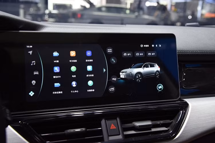 Thêm vào đó là tính năng ra lệnh bằng giọng nói đã được tối ưu hóa. Giờ đây, người lái có thể dùng câu lệnh để chỉnh cần gạt kính chắn gió, đèn pha, đèn nội thất và gương chiếu hậu. Đặc biệt, hệ thống có thể cùng lúc thực hiện 3 mệnh lệnh của người lái, ví dụ như mở cửa sổ trời, bật cần gạt nước và mở cửa sổ.