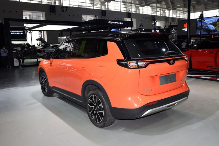 Bước vào bên trong Weltmeister W6, chúng ta sẽ thấy không gian nội thất được thiết kế tối giản như ngoại thất. Bù lại, xe được trang bị bảng đồng hồ kỹ thuật số với màn hình Full LCD 12,3 inch, nằm trong cùng một khối với màn hình thông tin giải trí cỡ lớn. Bên dưới cửa gió điều hòa trung tâm còn có thêm một màn hình cảm ứng nữa.