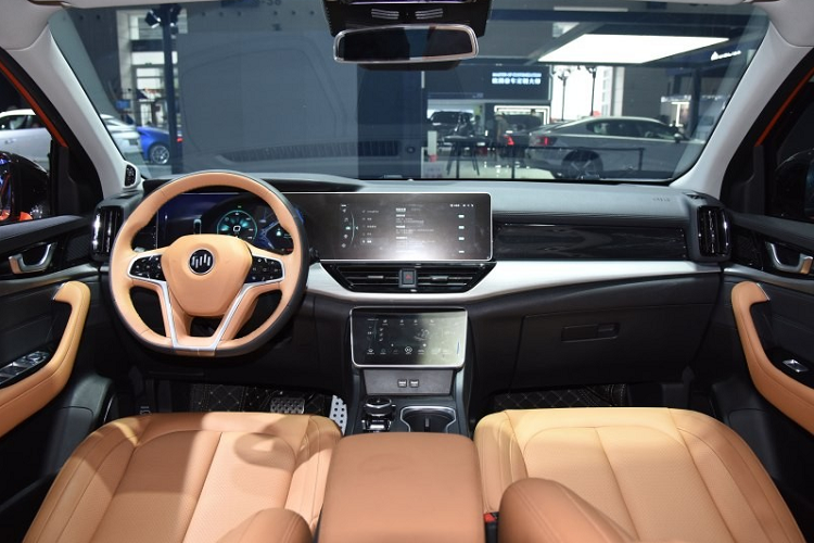 Weltmeister W6 chạy điện chính là phiên bản thương mại của mẫu xe Evolve Concept đã ra mắt trong triển lãm Ô tô Thượng Hải 2019. Mãi đến đầu năm nay, mẫu SUV cỡ trung này mới bắt đầu được sản xuất đại trà. Weltmeister W6 sở hữu kích thước cụ thể bao gồm chiều dài 4.802 mm, chiều rộng 1.839 mm, chiều cao 1.710 mm và chiều dài cơ sở 2.715 mm. Tuy có kích thước khá lớn nhưng mẫu xe Trung Quốc này lại chỉ được trang bị nội thất 5 chỗ ngồi.