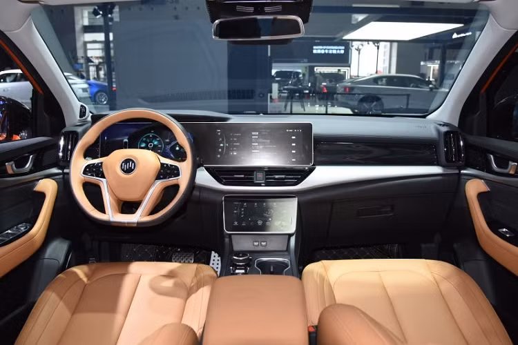 Weltmeister W6 chạy điện chính là phiên bản thương mại của mẫu xe Evolve Concept đã ra mắt trong triển lãm Ô tô Thượng Hải 2019. Mãi đến đầu năm nay, mẫu SUV cỡ trung này mới bắt đầu được sản xuất đại trà. Weltmeister W6 sở hữu kích thước cụ thể bao gồm chiều dài 4.802 mm, chiều rộng 1.839 mm, chiều cao 1.710 mm và chiều dài cơ sở 2.715 mm. Tuy có kích thước khá lớn nhưng mẫu xe Trung Quốc này lại chỉ được trang bị nội thất 5 chỗ ngồi.