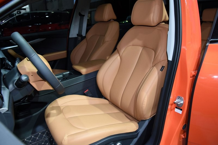 Bên ngoài, Weltmeister W6 được áp dụng phong cách thiết kế "công nghệ hàng không vũ trụ". Cụ thể hơn, mẫu xe này được thiết kế với cảm hứng lấy từ phi thuyền không gian. Trên đầu xe, Weltmeister W6 được trang bị cụm đèn hình chữ "M" đặc trưng. Trong đó, dải đèn LED định vị ban ngày nối với logo của thương hiệu Weltmeister ở giữa đầu xe và kéo dài xuống cản trước. Mẫu SUV này không có lưới tản nhiệt vì là ô tô chạy điện. Thay vào đó, xe chỉ có hốc gió hình thang trên cản trước, được bao quanh bằng nẹp mạ crôm.