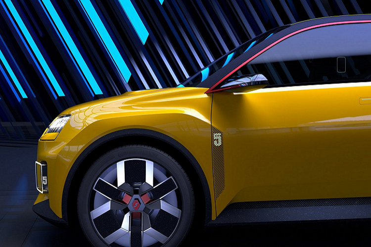 Renault 5 hoàn toàn mới được trang bị các logo phía trước và phía sau phát sáng, mui xe bằng vải dệt. Trên phần gương xe còn được đính hình lá quôc kỳ Pháp nhỏ. Hiện tại,Renault vẫn chưa công bố bất kỳ hình ảnh nội thất nào của xe tuy nhiên hãng hé lộ về việc trang bị một màn hình trong suốt trên bảng điều khiển để có thể chiếu lên thông điệp muốn truyền tải với những người ở ngoài xe.