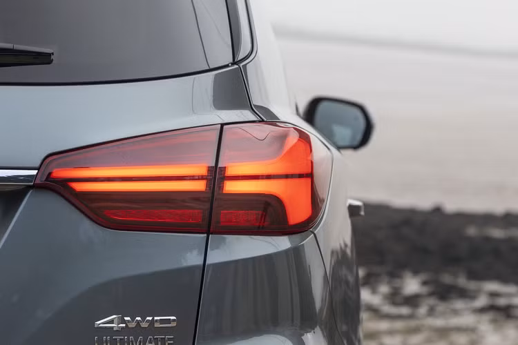 Đuôi xe có thiết kế khá đơn giản, gồm cụm đèn hậu LED với họa tiết chiếc búa, tên xe cỡ lớn đặt giữa quen thuộc và hệ thống ống xả giả mạ chrome.