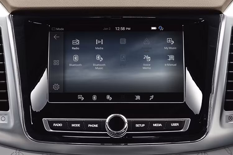 Giá xe SsangYong Rexton 2021 tại Anh từ từ 38.000 bảng, có 2 phiên bản: Ventura and Ultimate, đi kèm điều hòa không khí 2 vùng tự động, màn hình trung tâm cảm ứng 8 inch hỗ trợ Apple CarPlay/Android Auto, vô-lăng bọc da có sưởi, hàng ghế trước chỉnh điện tích hợp sưởi và làm mát.