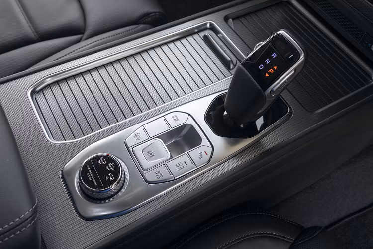 Hộp số truyền thống của SsangYong - được phát triển từ Mercedes-Benz - sẽ được loại bỏ và thay bằng hộp số 8 cấp mới của Hyundai Transys. Đây là loại được dùng trên các mẫu xe của Genesis, Hyundai và Kia.