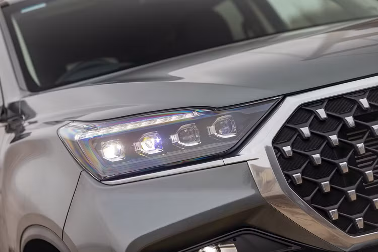 Phần đầu của Rexton trở nên cơ bắp, cứng cáp hơn nhờ lưới tản nhiệt hình đa giác cỡ lớn. Cản trước và các hốc gió được cắt xẻ khá nhiều. Hệ thống đèn trước thiết kế đơn giản nhưng vẫn gây ấn tượng với 4 cụm LED kết hợp projector.