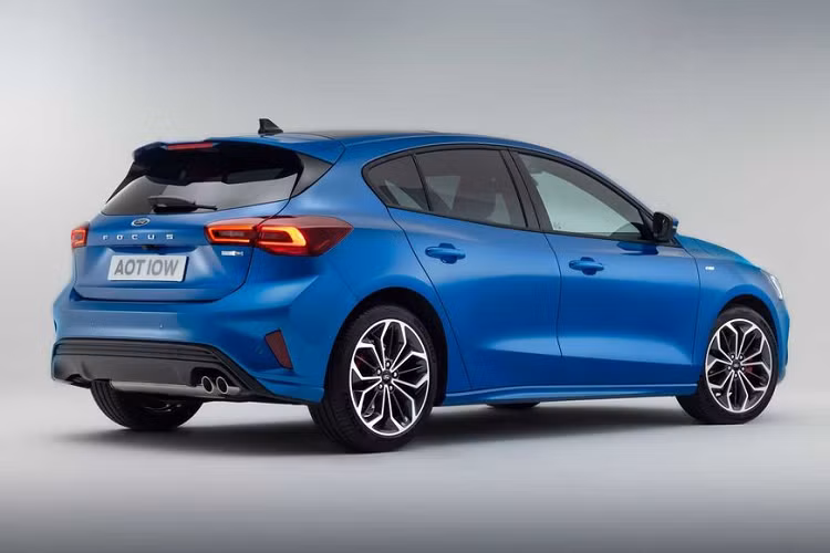 Nhờ đó mà Ford Focus 2022 sở hữu màn hình cảm ứng kích thước lớn lên đến 13.2 inch với tính năng hỗ trợ cập nhật phần mềm trực tuyến và kết nối Apple CarPlay, Android Auto không dây. Nhờ việc trang bị màn hình cảm ứng mà các nút điều khiển vật lý trên Ford Focus đã được loại bỏ, theo đó bảng điều khiển trung tâm cũng trở nên gọn gàng và ít “lộn xộn” hơn.