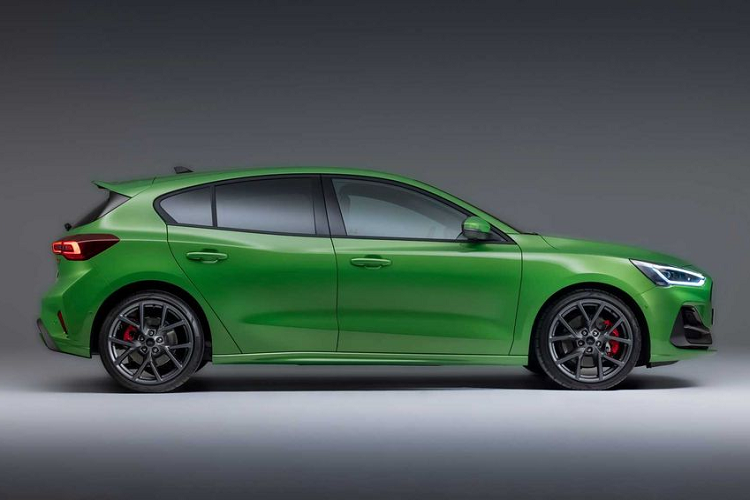 Về phần đèn hậu, Ford Focus 2022 có thiết kế mặt đèn kiểu khói mờ. Phía bên trong có thể là đèn halogen tiêu chuẩn hoặc tùy chọn nâng cao là đèn LED với kiểu bố trí đặc biệt.