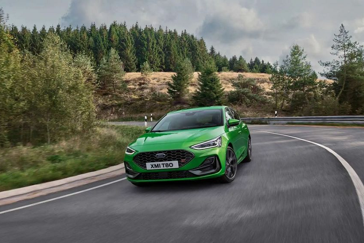 Ngoài ra, Ford đã nâng cấp đèn pha LED thông minh đi kèm với camera phía trước nhằm giảm bớt khả năng chiếu sáng của đèn pha, tránh làm chói mắt cho người đối diện. Đối với các bản trang bị cao cấp hơn, đèn pha của Ford Focus 2022 được bổ sung thêm camera giám sát có khả năng đọc biển báo và cảnh báo cho người lái về địa hình bên trong đường cua.